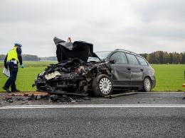 Niebezpieczne zdarzenie pod Kluczborkiem. Po zderzeniu kierowca wypadł z pojazdu