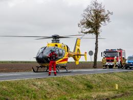 Niebezpieczne zdarzenie pod Kluczborkiem. Po zderzeniu kierowca wypadł z pojazdu