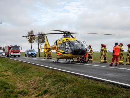 Niebezpieczne zdarzenie pod Kluczborkiem. Po zderzeniu kierowca wypadł z pojazdu