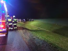 Kolizja na A4: Bus z 9 osobami w środku wypadł z drogi