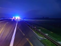 Kolizja na A4: Bus z 9 osobami w środku wypadł z drogi