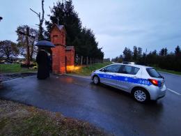 Staranowany mur cmentarza w Kopernikach. Parafia liczy na skruchę wandali