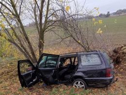 Blisko 2,5 promila alkoholu miał kierujący Volkswagenem. Wjechał w drzewo