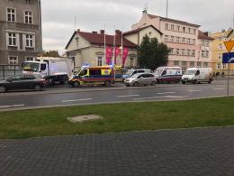 Śmieciarka potrąciła starszą kobietę idącą chodnikiem. Wypadek na ulicy Oleskiej w Opolu