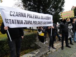 Protest branży gastronomicznej. "Czarna polewka dla rządu RP'.