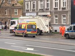 Śmieciarka potrąciła starszą kobietę idącą chodnikiem. Wypadek na ulicy Oleskiej w Opolu