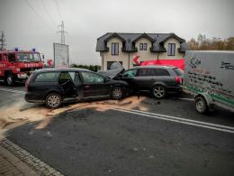 Zderzenie dwóch samochodów osobowych w miejscowości Kowale. Dwie osoby w szpitalu