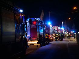 11 zastępów straży walczy z pożarem domu jednorodzinnego