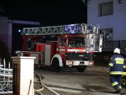 11 zastępów straży walczy z pożarem domu jednorodzinnego