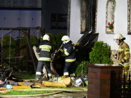 11 zastępów straży walczy z pożarem domu jednorodzinnego
