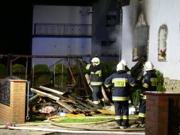 11 zastępów straży walczy z pożarem domu jednorodzinnego