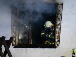 11 zastępów straży walczy z pożarem domu jednorodzinnego