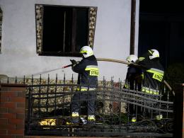 11 zastępów straży walczy z pożarem domu jednorodzinnego