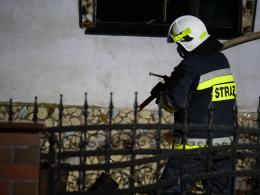 11 zastępów straży walczy z pożarem domu jednorodzinnego