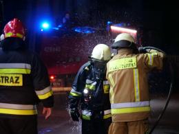 11 zastępów straży walczy z pożarem domu jednorodzinnego