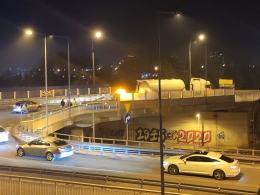 Pijany kierowca ciężarówki wjechał w barierki na wiadukcie w Opolu