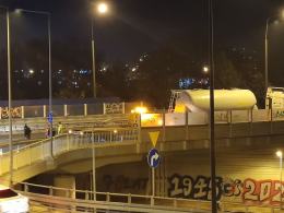 Pijany kierowca ciężarówki wjechał w barierki na wiadukcie w Opolu