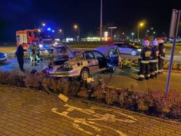 Kolizja koło Makro w Opolu. Auto wypadło z drogi i dachowało