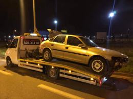 Kolizja koło Makro w Opolu. Auto wypadło z drogi i dachowało