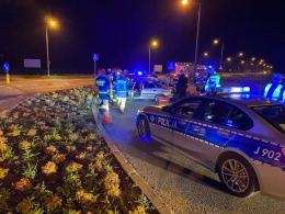 Kolizja koło Makro w Opolu. Auto wypadło z drogi i dachowało