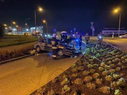 Kolizja koło Makro w Opolu. Auto wypadło z drogi i dachowało