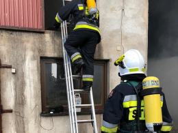12 zastępów straży gasiło pożar chlewni w gminie Głogówek