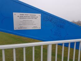 Graffiti i napisy na nowo oddanym moście im. Joachima Halupczoka w Opolu