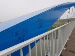 Graffiti i napisy na nowo oddanym moście im. Joachima Halupczoka w Opolu