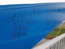 Graffiti i napisy na nowo oddanym moście im. Joachima Halupczoka w Opolu