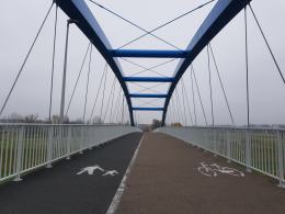 Graffiti i napisy na nowo oddanym moście im. Joachima Halupczoka w Opolu