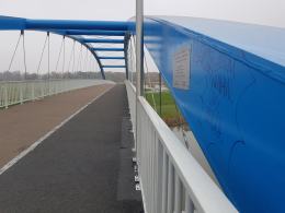 Graffiti i napisy na nowo oddanym moście im. Joachima Halupczoka w Opolu
