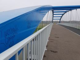 Graffiti i napisy na nowo oddanym moście im. Joachima Halupczoka w Opolu