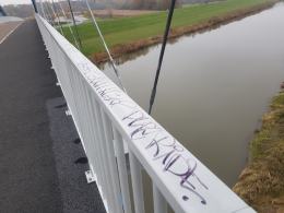 Graffiti i napisy na nowo oddanym moście im. Joachima Halupczoka w Opolu