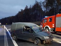 Dachowanie na autostradzie A4. Kierowca zabrany do szpitala