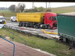 Poważny wypadek na A4. Zderzyły się 3 samochody ciężarowe