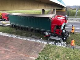 Poważny wypadek na A4. Zderzyły się 3 samochody ciężarowe