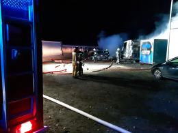 Nocny pożar w hali warsztatu samochodowego w Przeczy. Spłonęły samochody i kontener