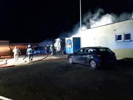 Nocny pożar w hali warsztatu samochodowego w Przeczy. Spłonęły samochody i kontener