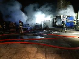 Nocny pożar w hali warsztatu samochodowego w Przeczy. Spłonęły samochody i kontener