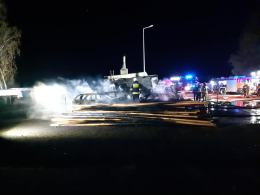 Nocny pożar w hali warsztatu samochodowego w Przeczy. Spłonęły samochody i kontener