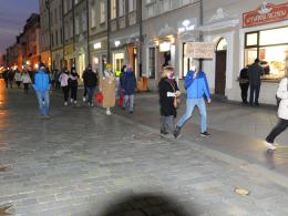 Manifestujący w obronie praw kobiet spacerowali po mieście 