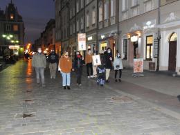Manifestujący w obronie praw kobiet spacerowali po mieście 