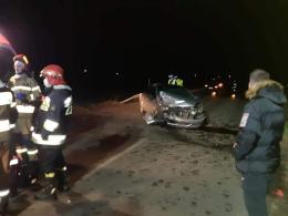 Czołowe zderzenie pojazdów w powiecie nyskim