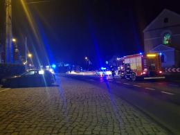 Samochód ciężarowy przewożący kukurydzę przewórcił się na jezdnię