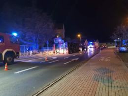 Samochód ciężarowy przewożący kukurydzę przewórcił się na jezdnię