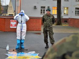Żołnierze pomagają pensjonariuszom DPS