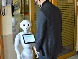 Robot udzieli niezbędnych informacji pacjentom USK