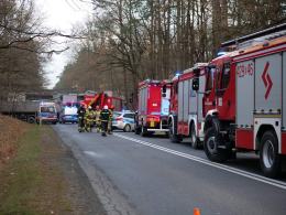 Kilkanaście zastępów straży pracowało przy wypadku ciężarówki