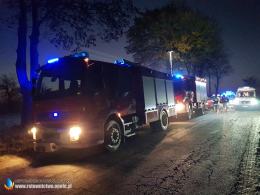 Kierowca stracił panowanie nad pojazdem i uderzył w drzewo. Niebezpiecznie na drogach