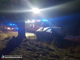 Kierowca stracił panowanie nad pojazdem i uderzył w drzewo. Niebezpiecznie na drogach